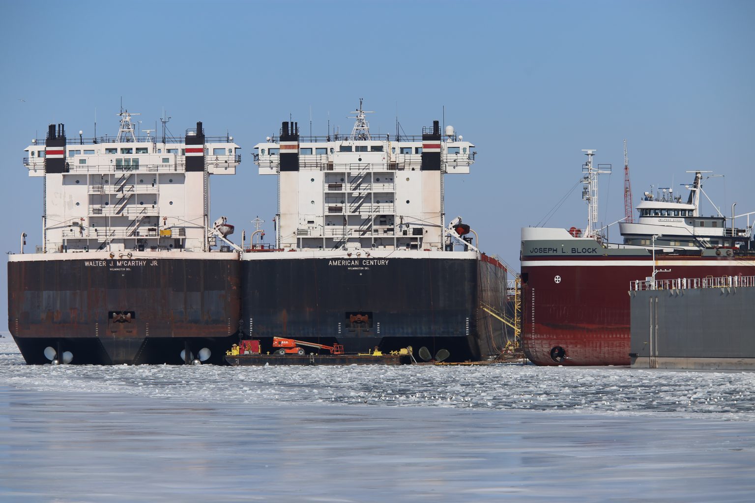 美国威斯康星州 Sturgeon Bay 冬季维护中的货船