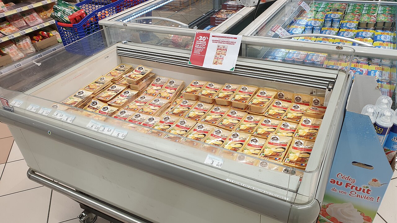 法国Cusset Carrefour Raclette奶酪促销陈列,2022年