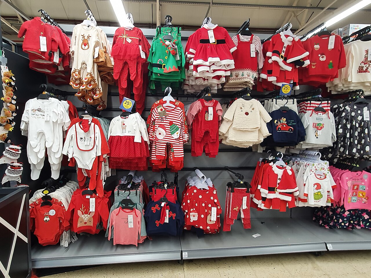 英国Cornwall Pool Tesco Extra婴幼儿圣诞服装陈列,2022年
