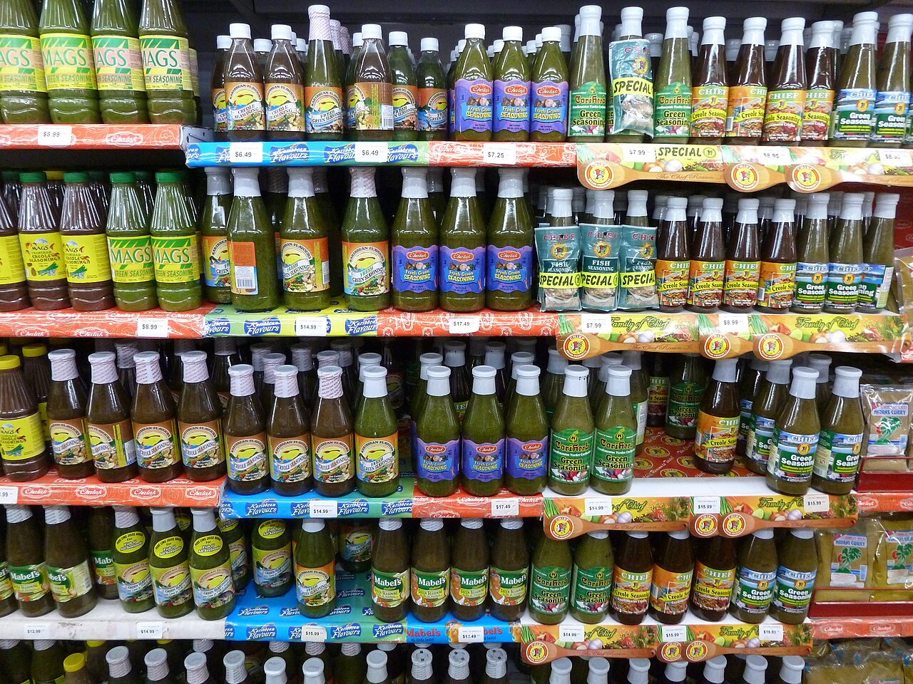 特立尼达和多巴哥超市瓶装调味品陈列,2012年