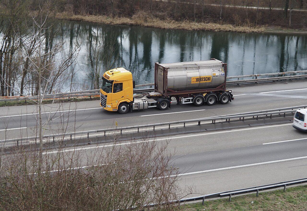 瑞士A1公路Bertschi罐式集装箱货车，2025年