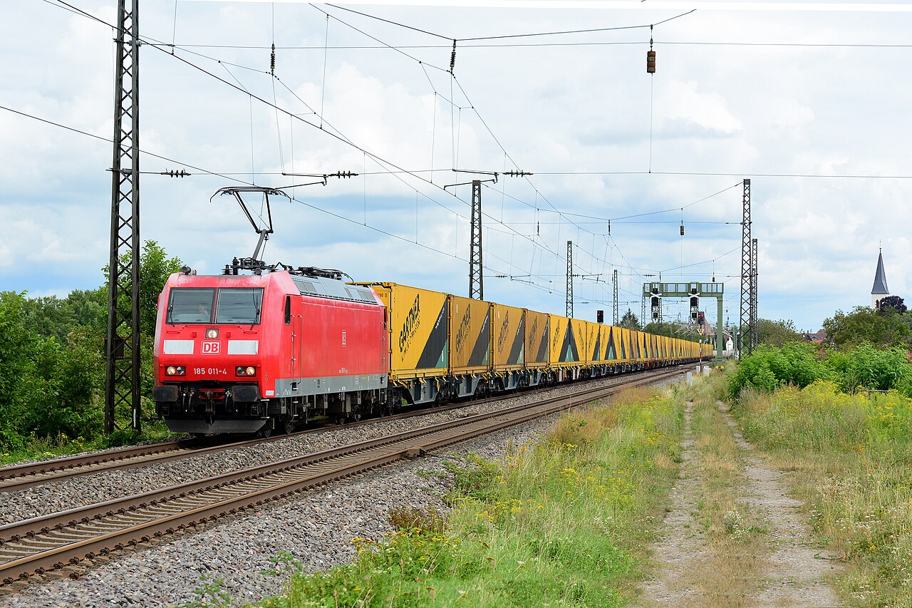 驶向Basel的DB Cargo集装箱列车，2021年