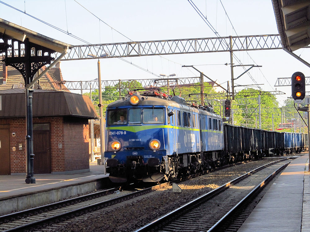 波兰Gdańsk PKP Cargo ET41货运机车及车厢，2015年