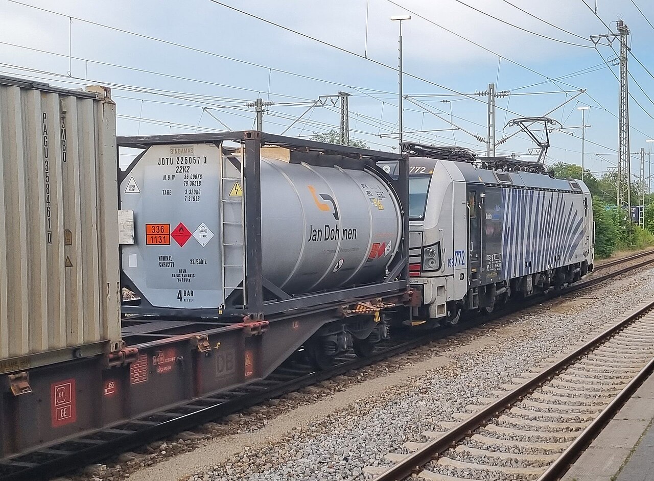 德国München Trudering的罐式集装箱列车,2022年