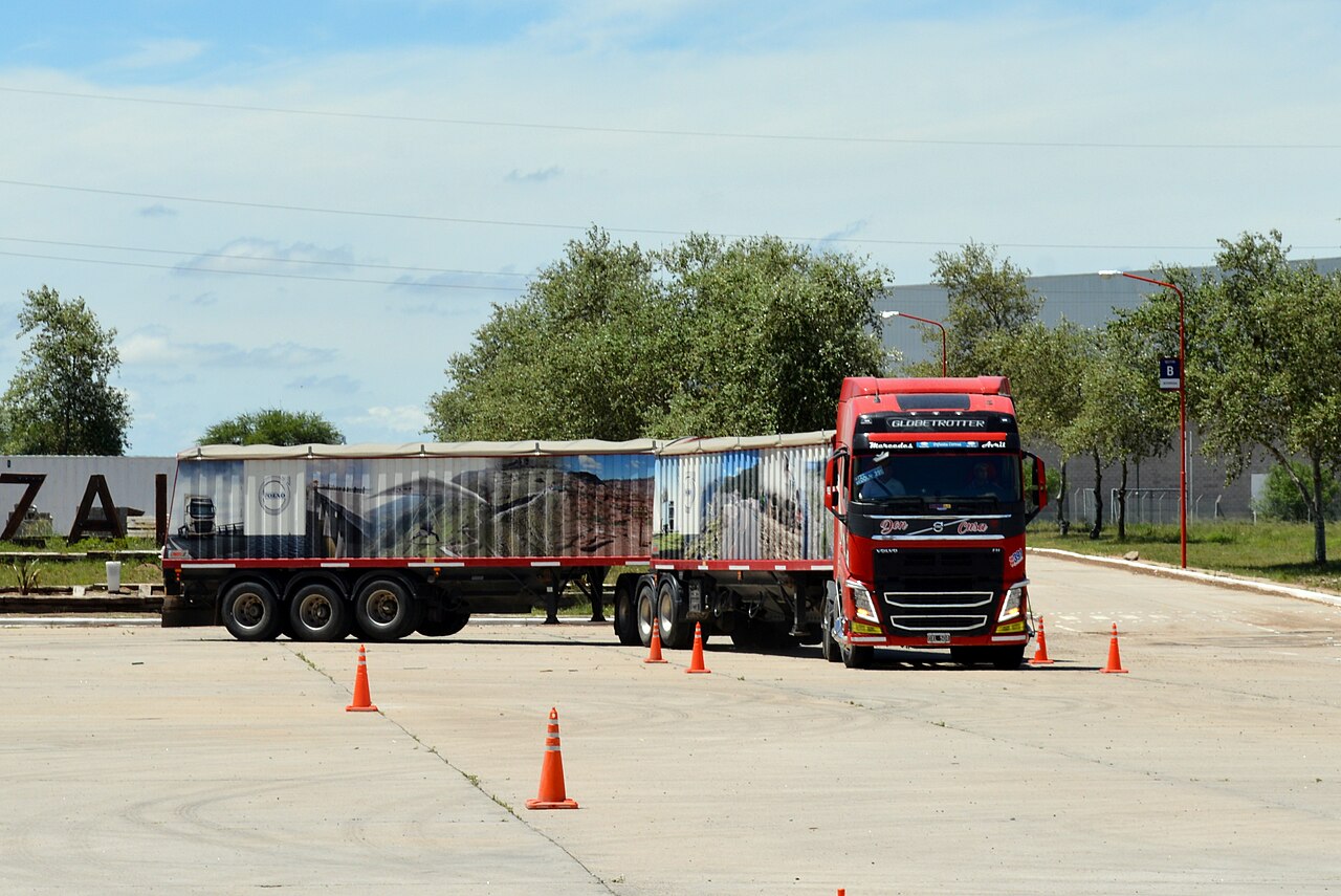 锥筒围出场地内的Bitren双挂货车,2017年