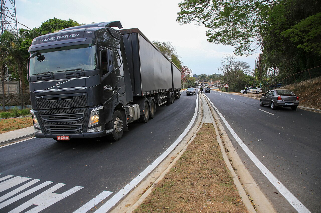 巴西São Paulo州Amparo道路上的Volvo FH货车,2023年