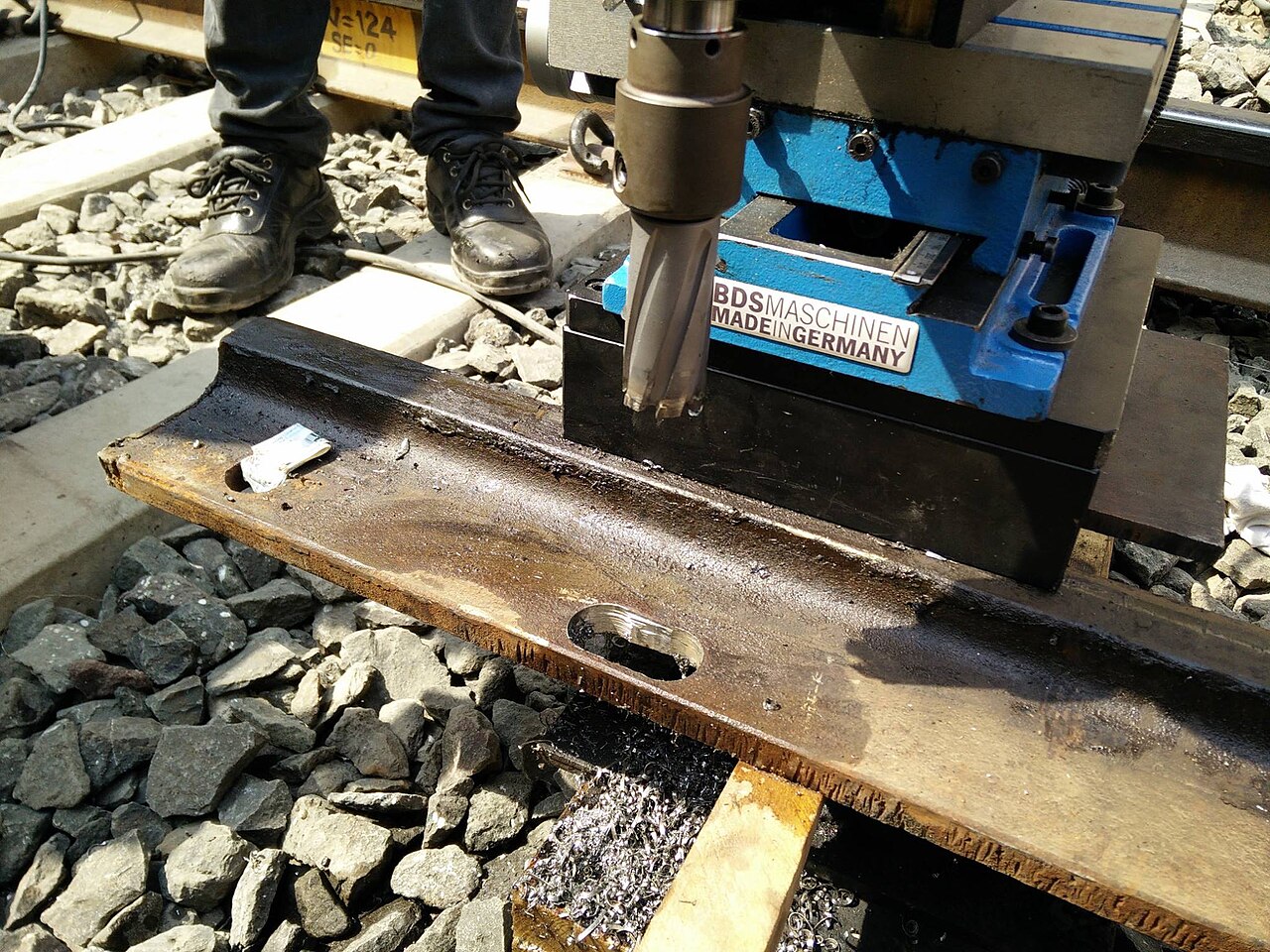 BDS Maschinen MAB825KTS铁路配件槽铣削设备，2017年