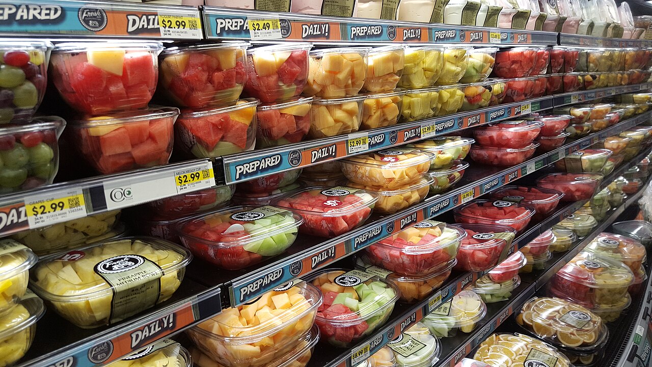 美国Utah Ogden货架上的塑料食品容器，2016年