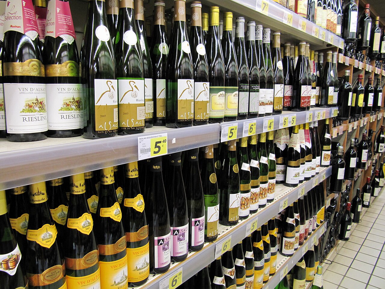 法国Strasbourg超市阿尔萨斯葡萄酒瓶装商品，2010年