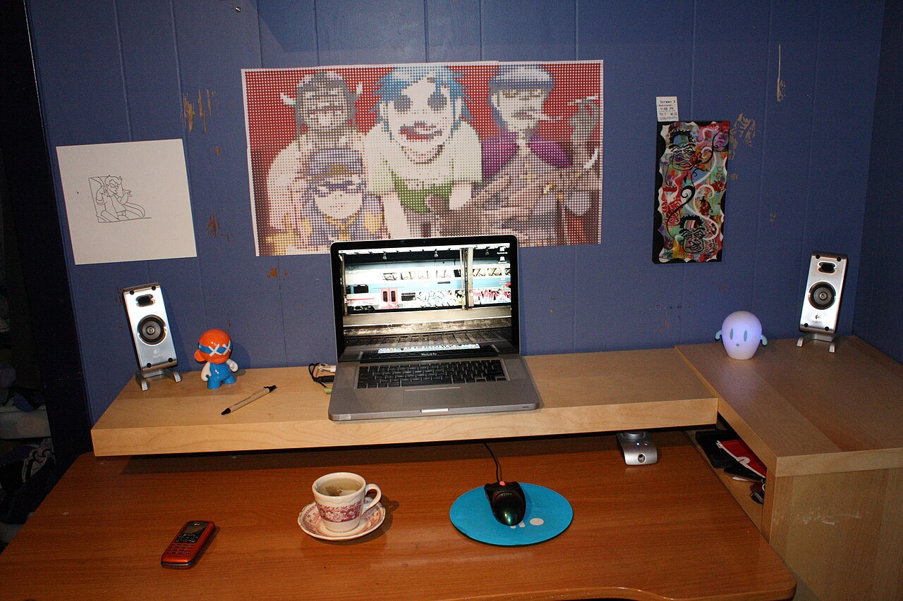2009年5月工作台上的 MacBook 笔记本电脑,拍摄地点未详