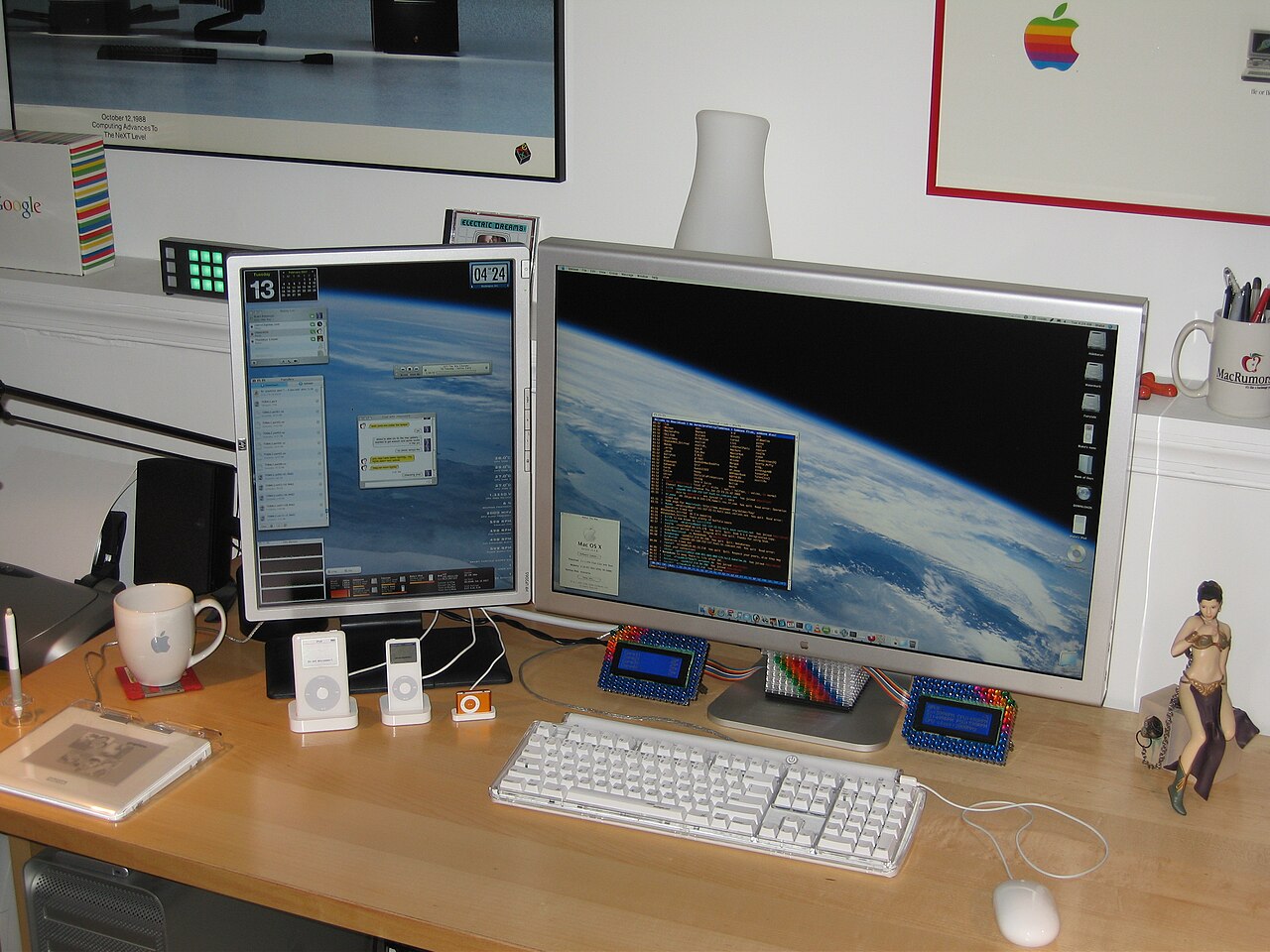 2007年2月 Mac Pro 主机、双显示器与键盘等个人电脑设备，地点未详