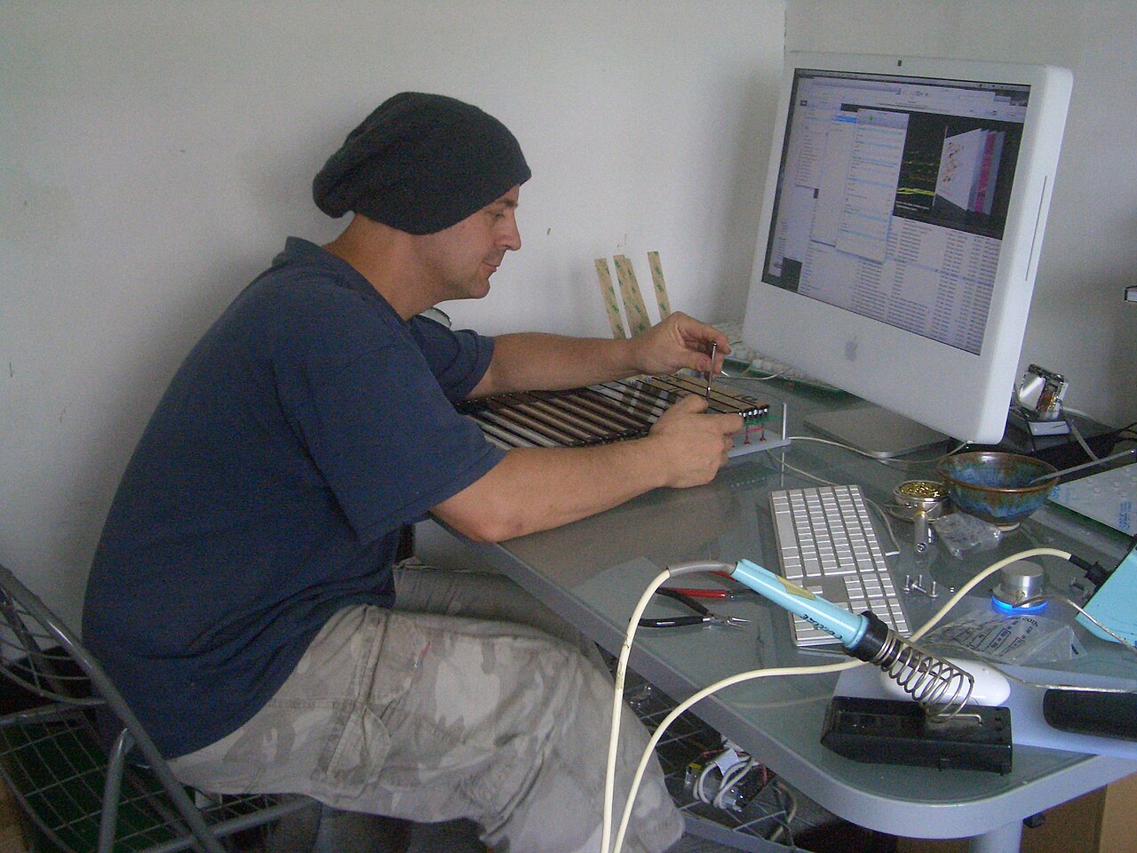 2009年9月创作者工作台上的一体式电脑与电子制作工具,地点未详