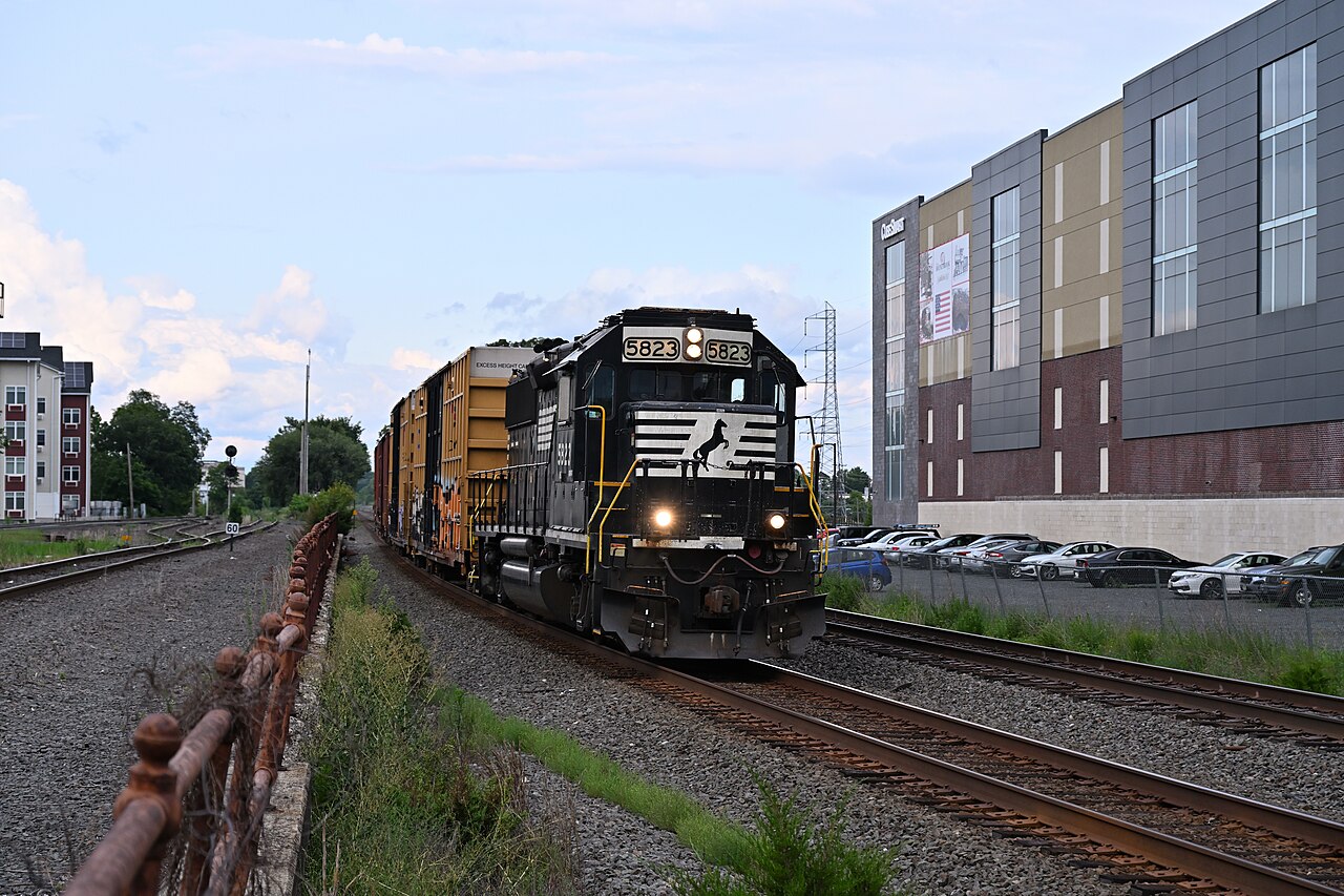 2026年7月美国 Bound Brook 车站附近,由 Norfolk Southern GP38-3 机车牵引的另一列 Conrail 列车