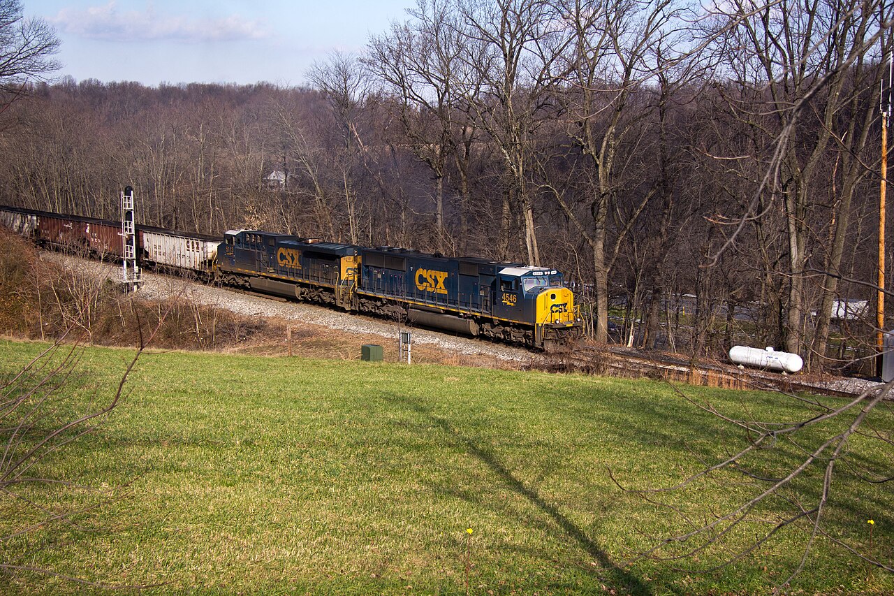 2011年12月美国 B&O Old Main Line 的 West Plane Siding,一列开往巴尔的摩的 CSX 运煤列车