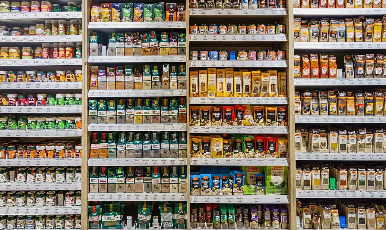 超市香辛料瓶罐陈列,2024年