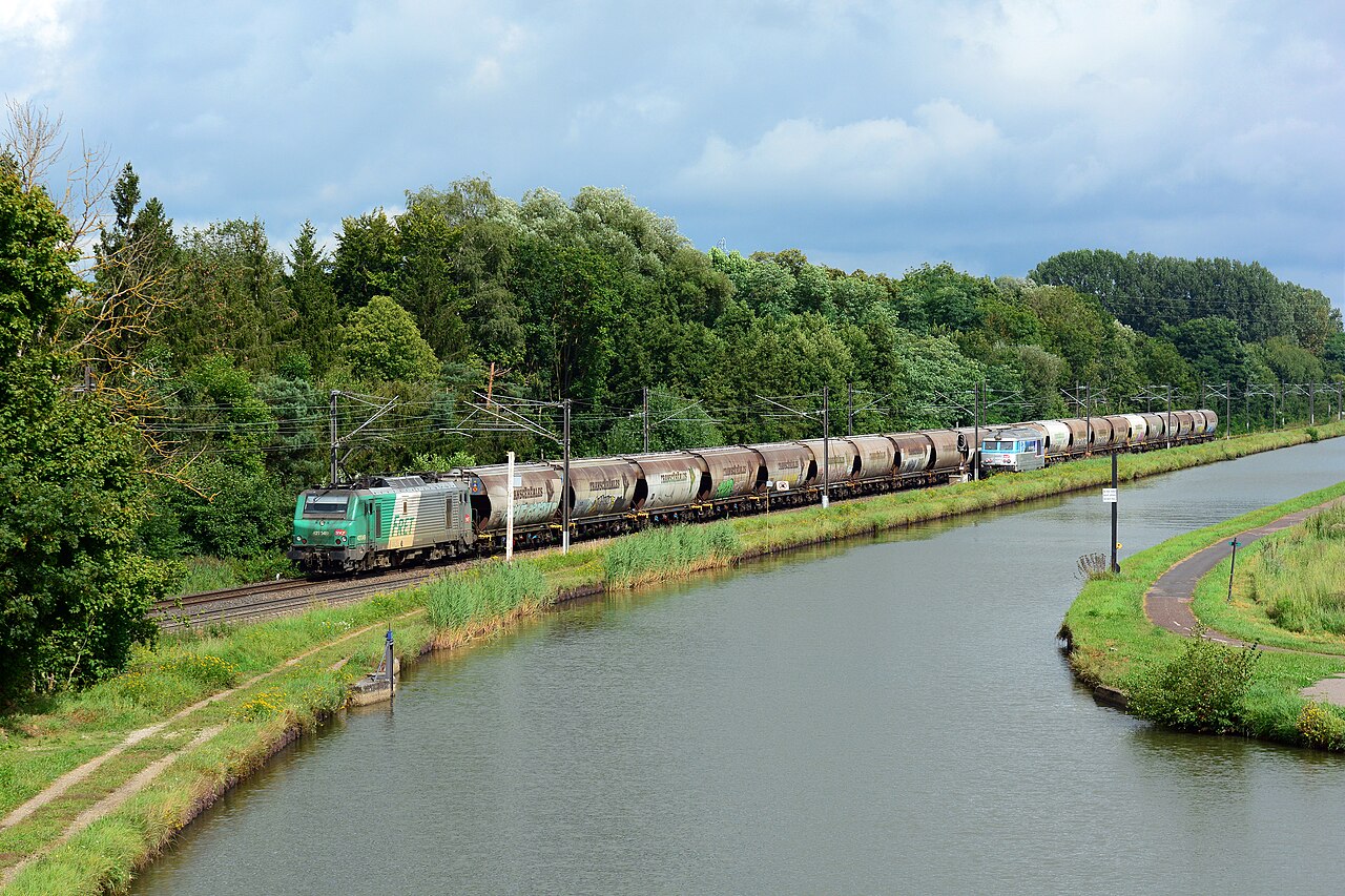 法国Steinbourg附近SNCF BB27049机车牵引Transcéréales粮食漏斗车，2021年