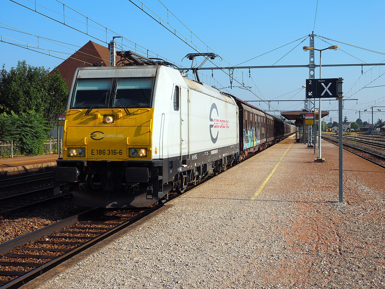 法国Beaune的EuroCargo E186316-6机车与货列,2014年
