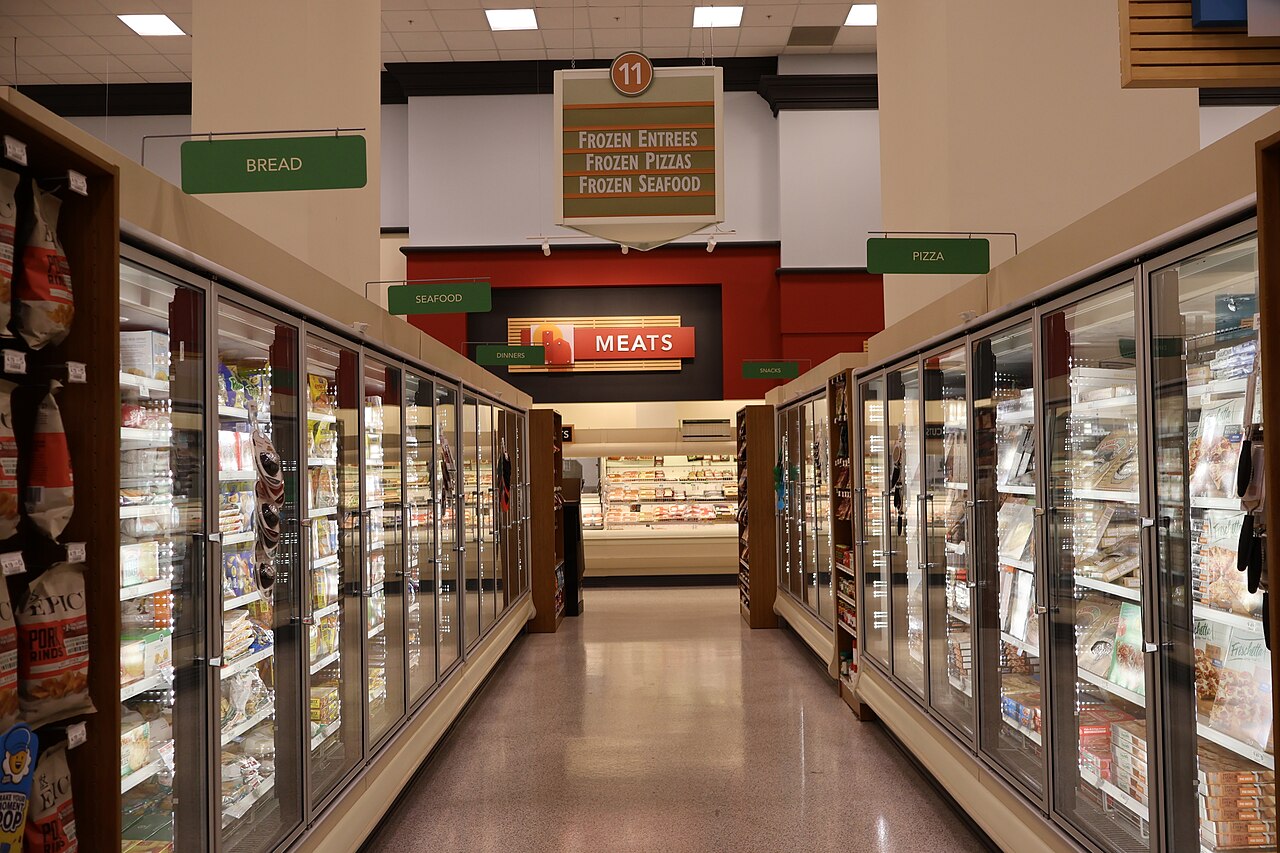 美国Orlando Lake Eola附近Publix的冷冻食品通道，2023年