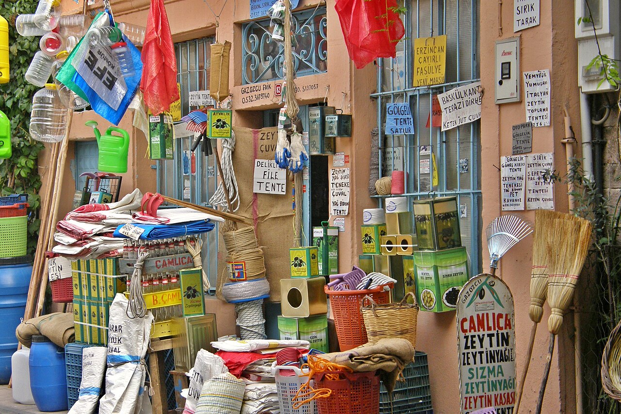 土耳其Ayvalık五金杂货店门面及商品,2011年