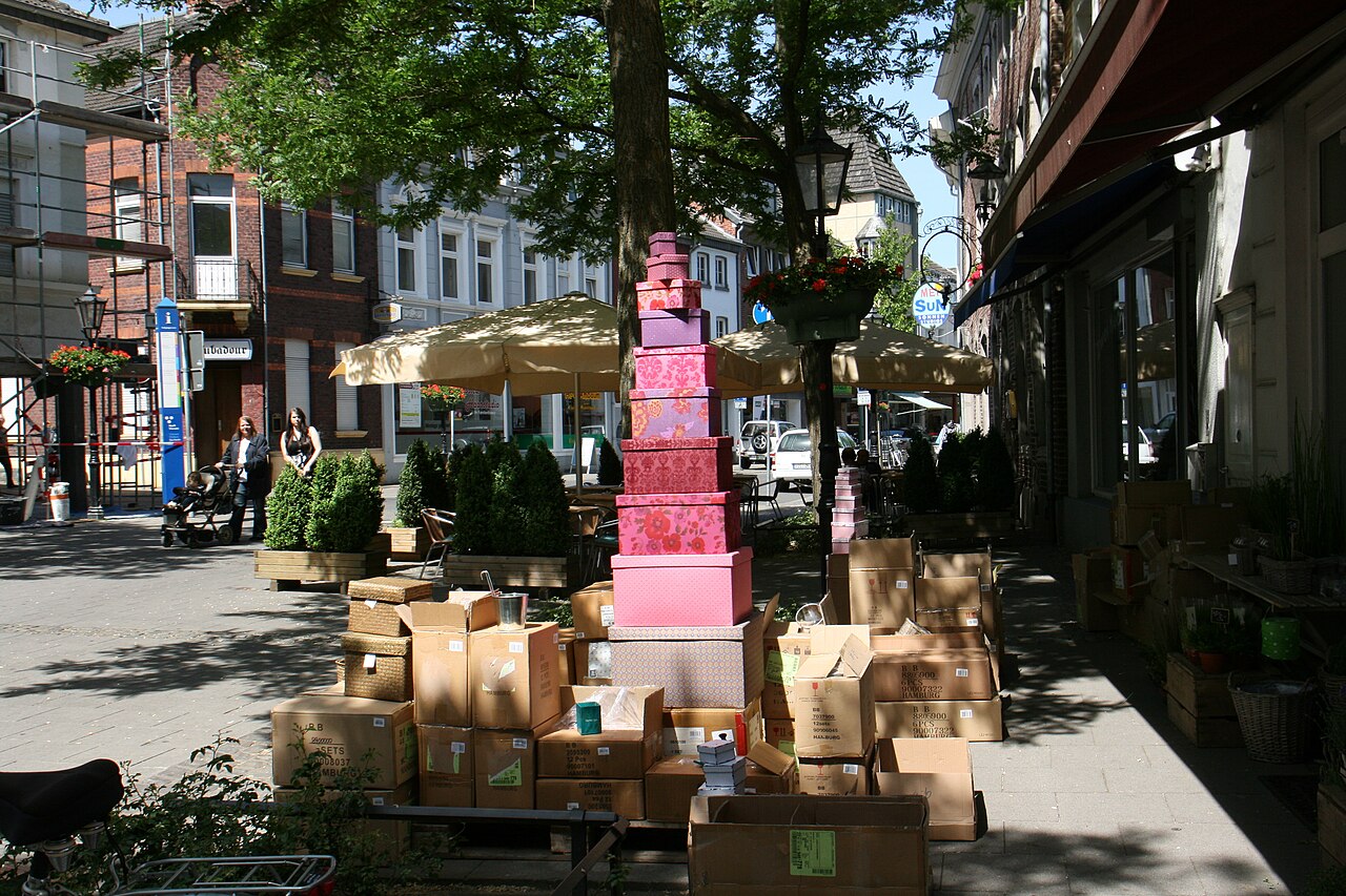 德国Viersen Süchteln Hochstraße的街边店铺与商品，2011年