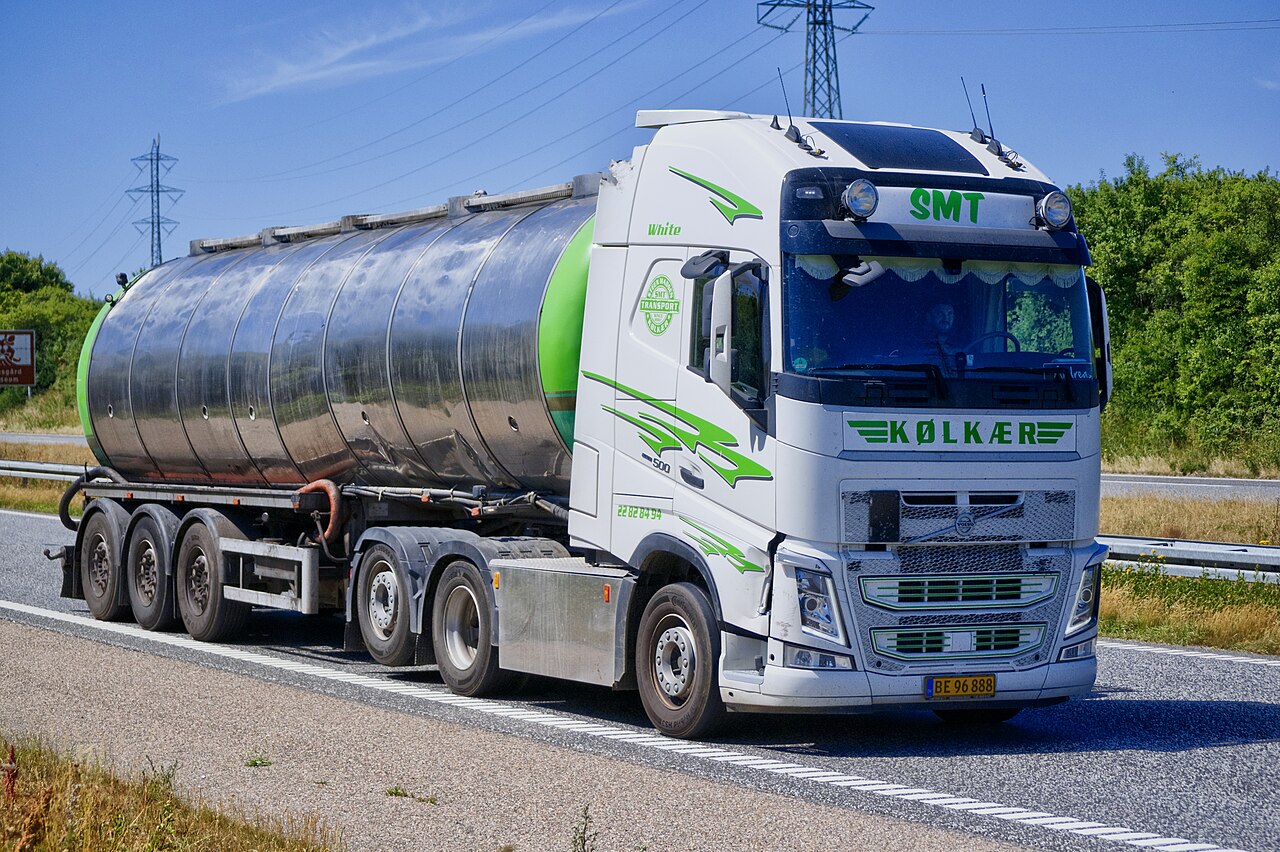 丹麦Aarhus Viby公路上的Volvo FH罐车，2018年