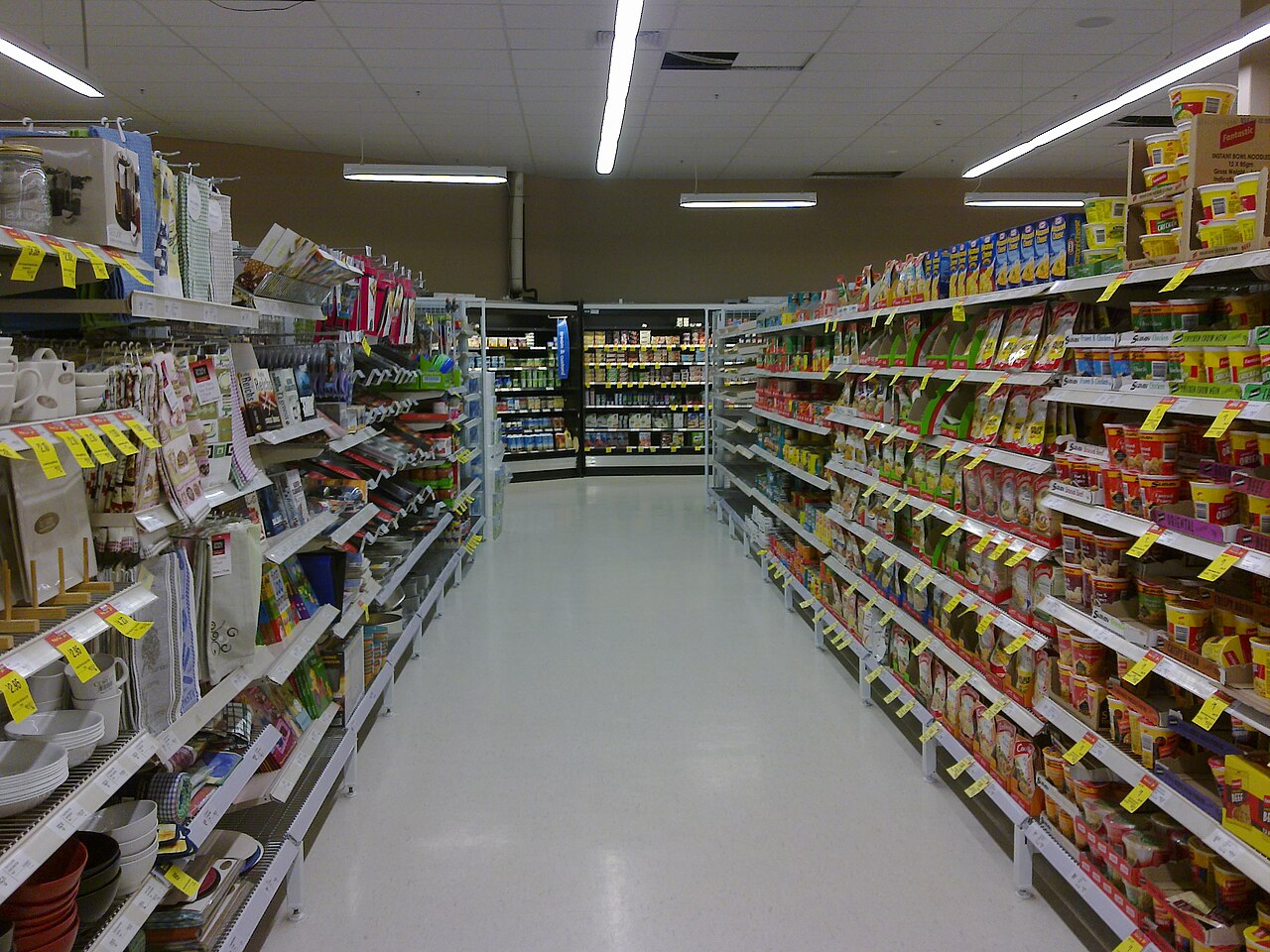 Coles South City的食品与日化商品通道，2010年