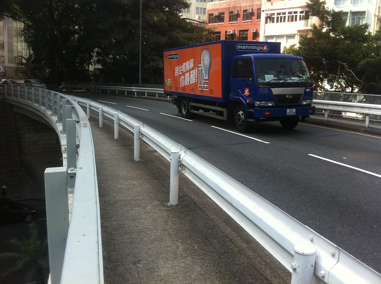 中国香港半山上亚厘毕道的Mannings物流车辆，2011年