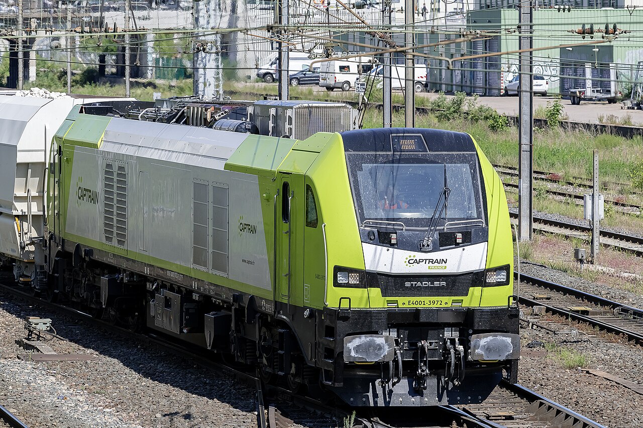 法国Nancy的Captrain Stadler EURO4001-3972机车及货列,2021年
