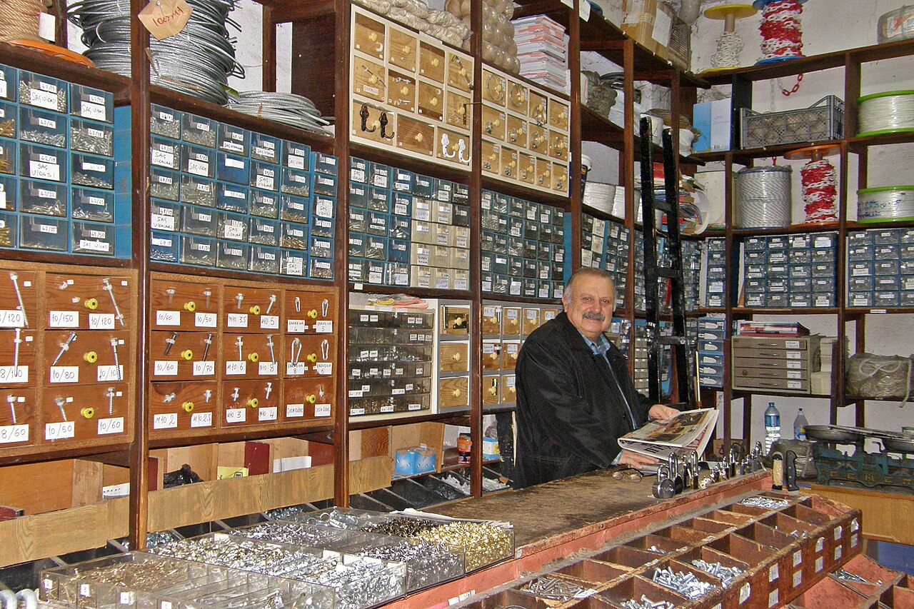 土耳其Ayvalık五金店内的商品与经营者,2011年