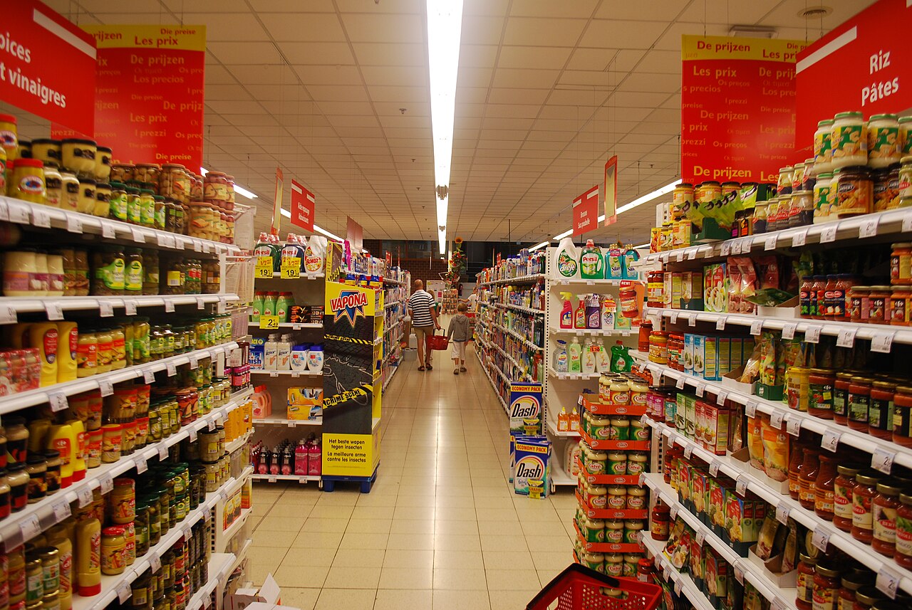 比利时Barvaux Carrefour GB超市食品与日用品货架,2011年