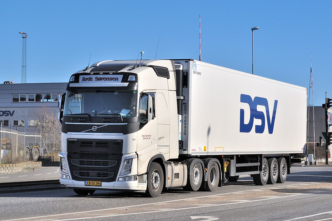 丹麦Aarhus港的DSV Volvo FH半挂货车，2019年