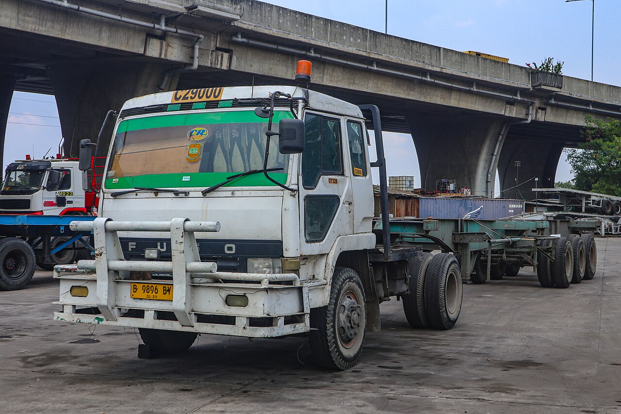 印度尼西亚North Jakarta的Mitsubishi Fuso The Great货车,2025年