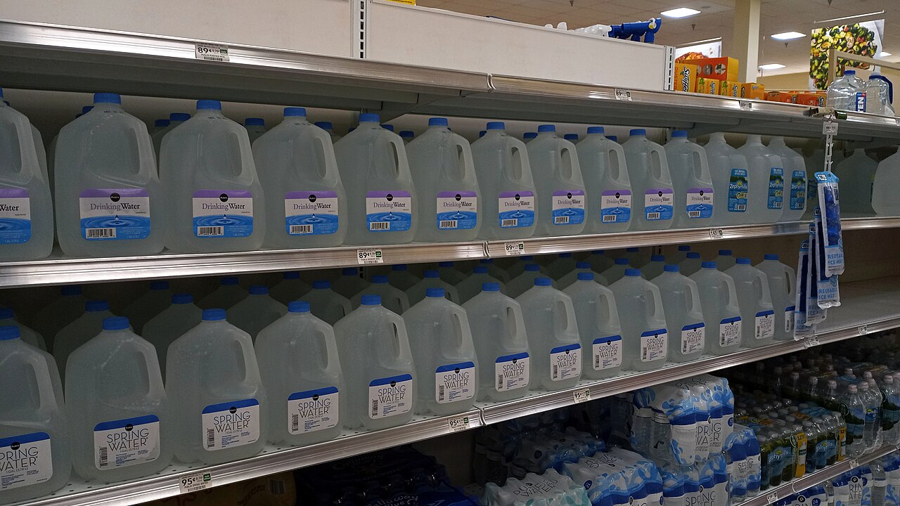 美国Florida州Clearwater的Publix桶装饮用水货架,2022年
