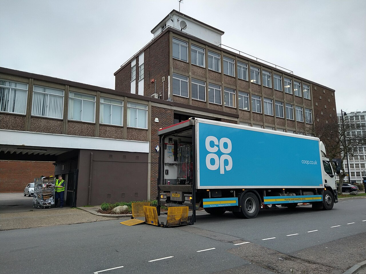 英国London Cockfosters的Coop配送货车,2020年