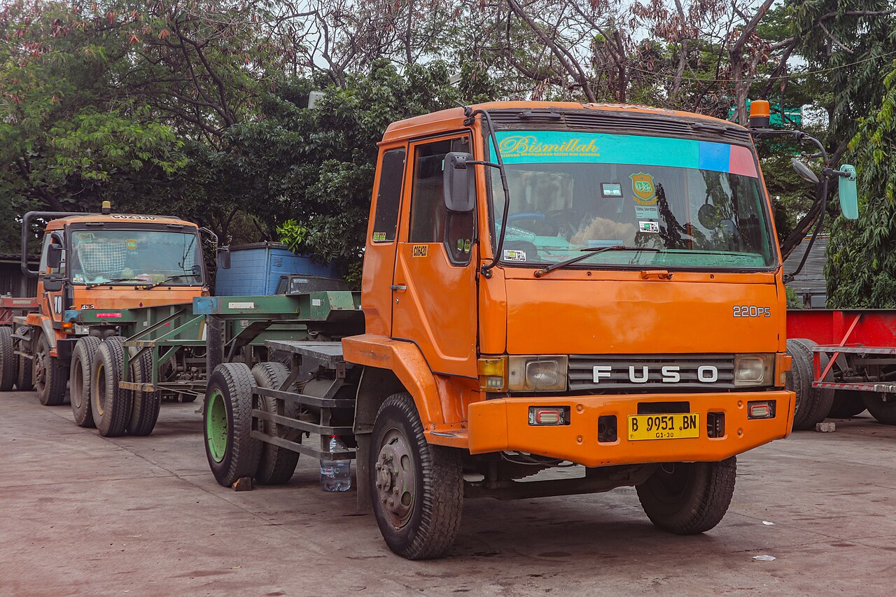 印度尼西亚North Jakarta的Mitsubishi Fuso Fighter货车，2025年