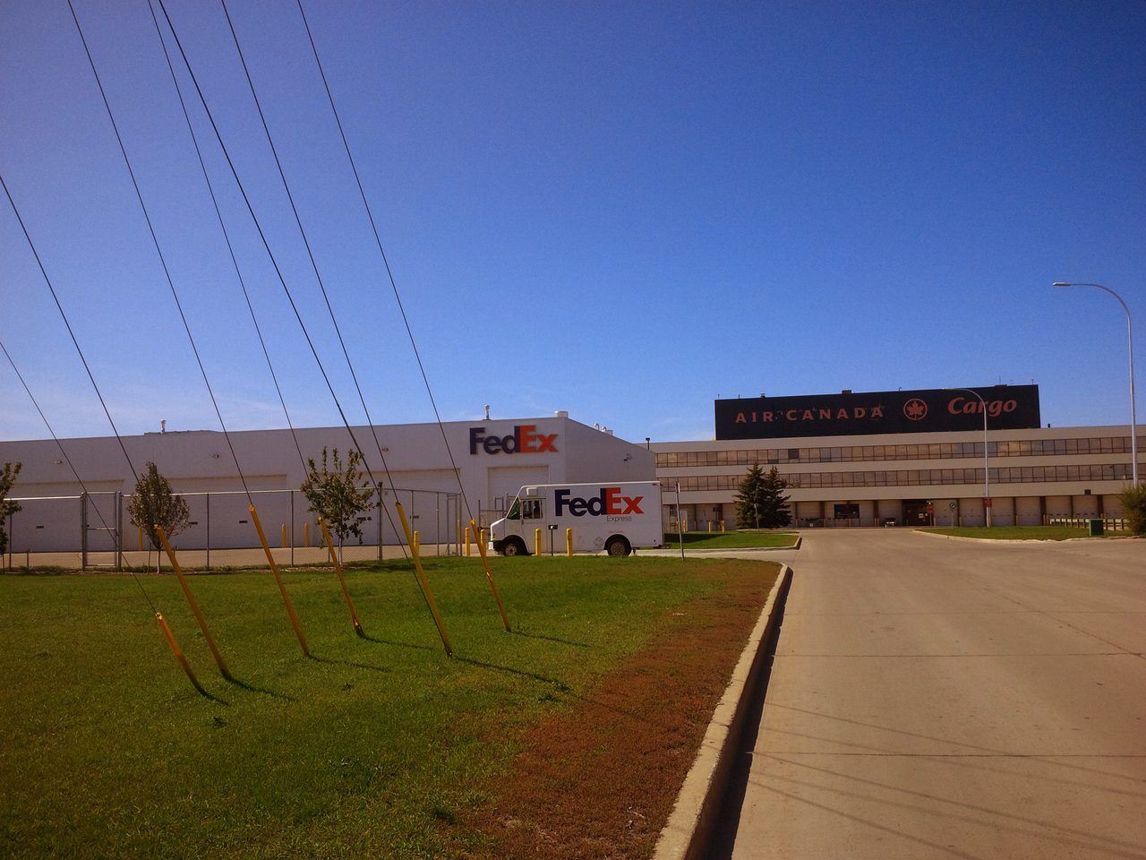 加拿大Winnipeg机场货运建筑与FedEx车辆，2019年