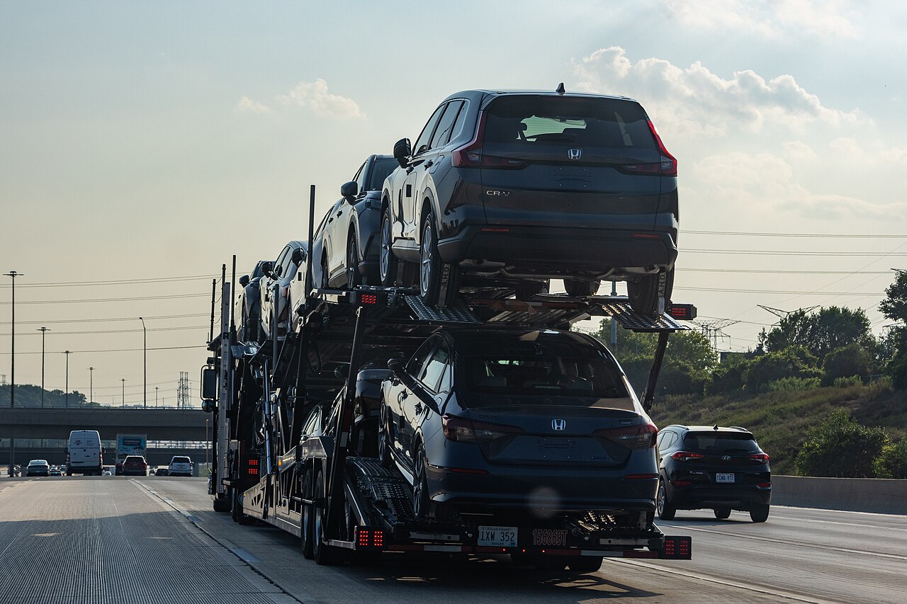 加拿大Ontario省Vaughan的407公路满载Honda汽车的轿运挂车,2025年