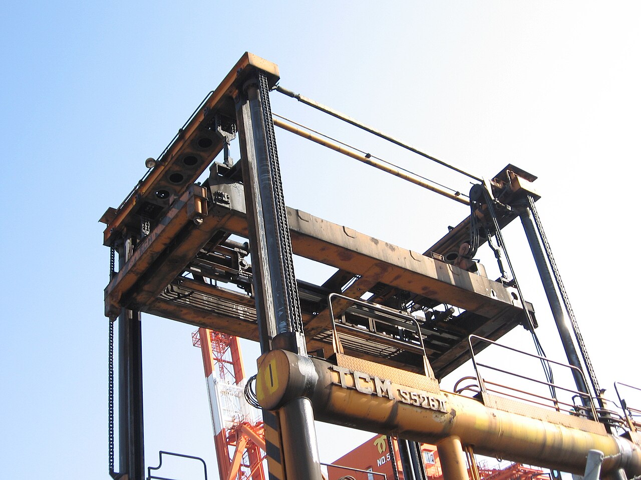 2008年10月日本拍摄的集装箱跨运车吊具及提升结构近景