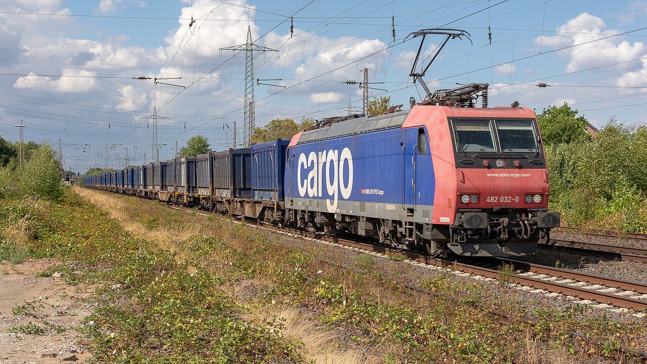 2018年8月德国 Lintorf,SBB Cargo 机车牵引载 ECS 集装箱的 Hupac 货车