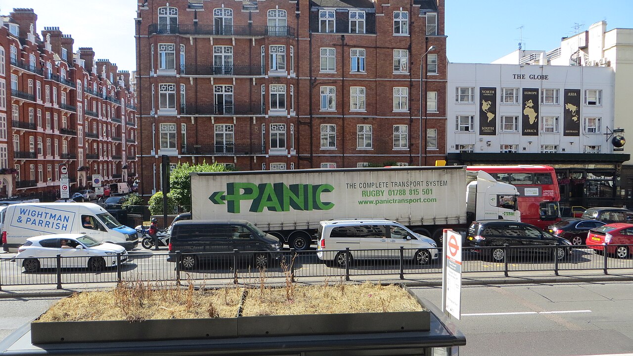 2018年7月英国伦敦街道上的重型半挂货车