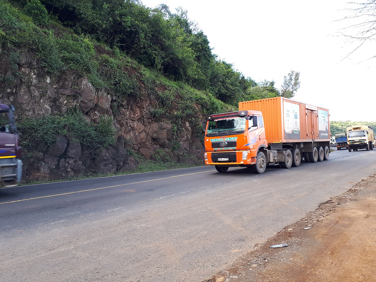 2022年4月肯尼亚道路上的一汽解放重型货车