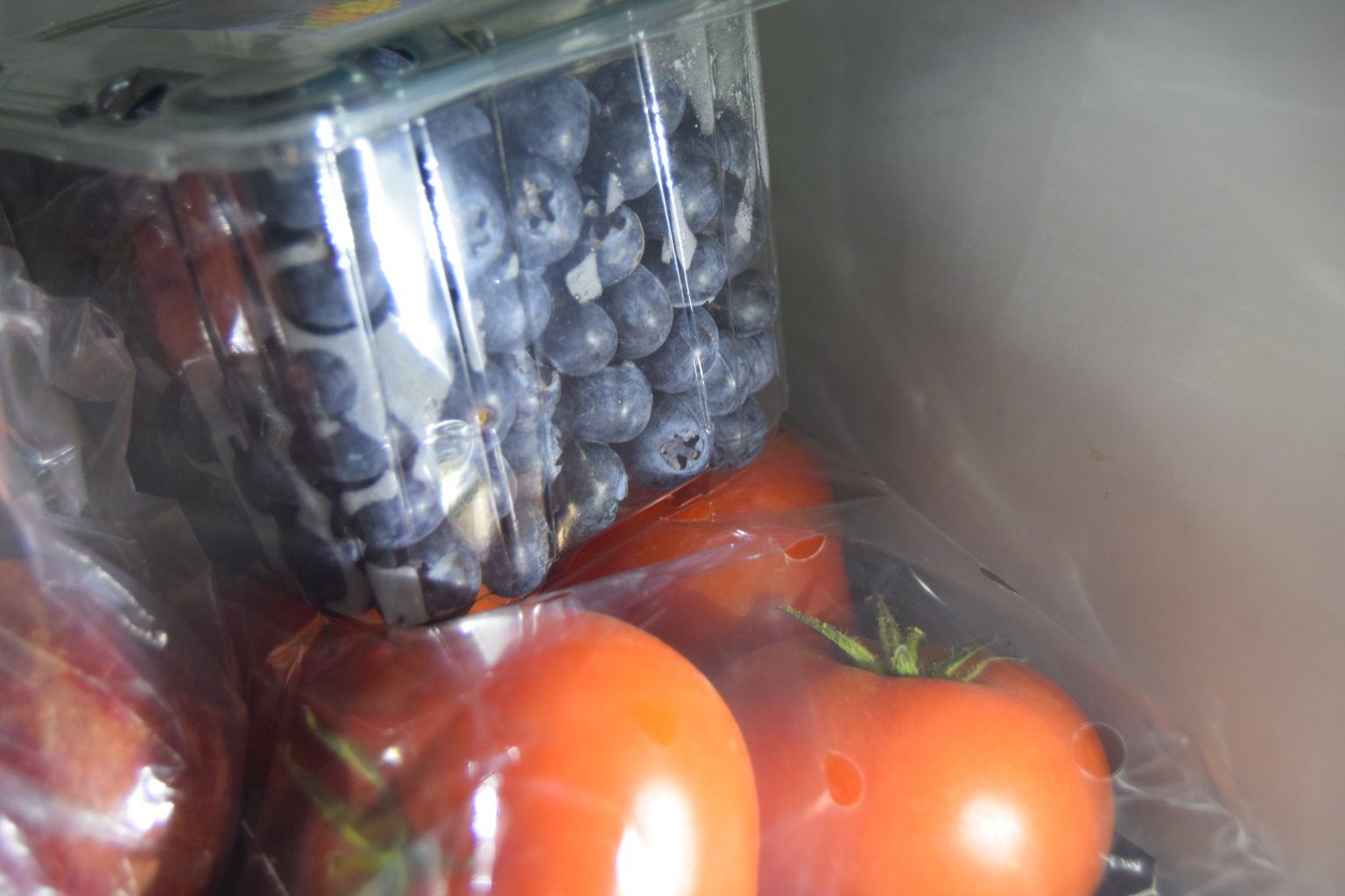 冰箱内蓝莓塑料盒与番茄包装