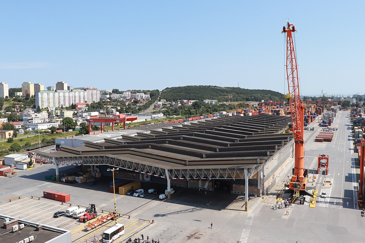 2019年7月波兰格丁尼亚 Baltic Container Terminal 25号仓库及施工吊机