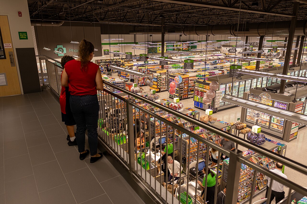 从楼上餐饮区俯看的美国Orlando MetroWest Publix卖场,2025年