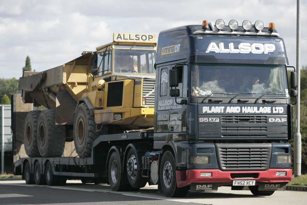 Allsop Plant and Haulage的DAFXF95低平板运输组合及Volvo工程车辆，2010年来源记录