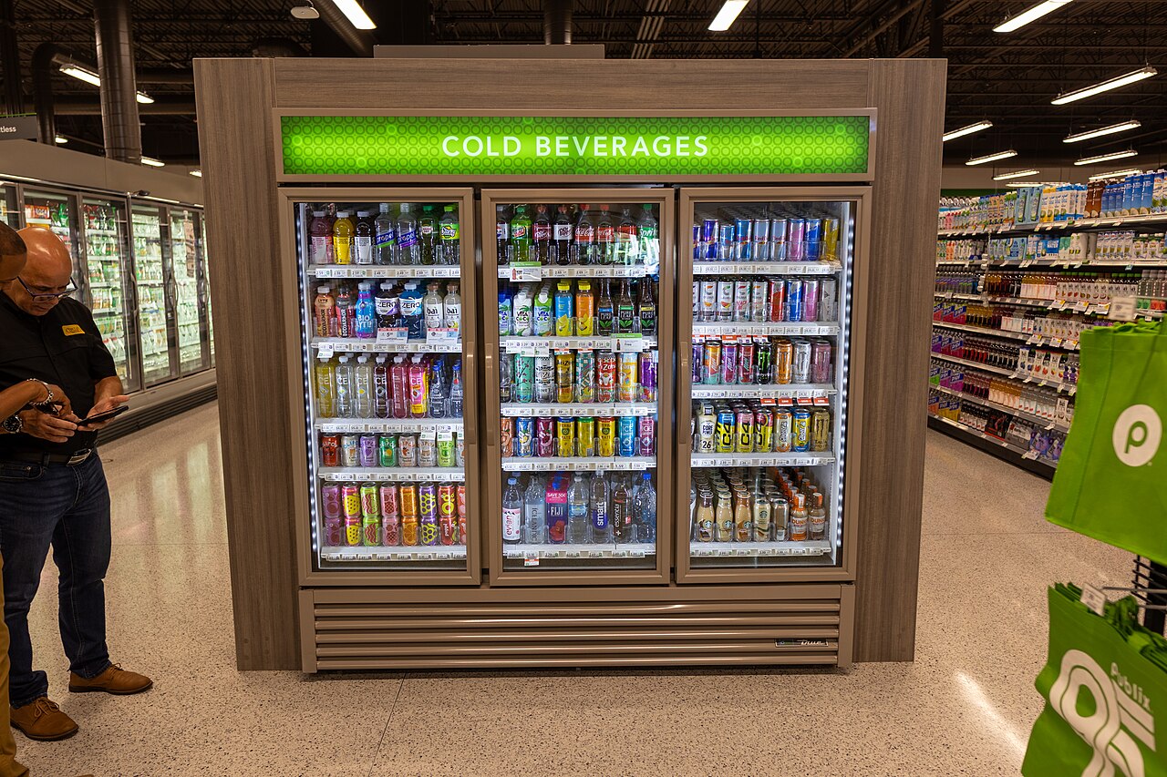 美国Orlando Publix超市的冷藏饮料柜,2025年