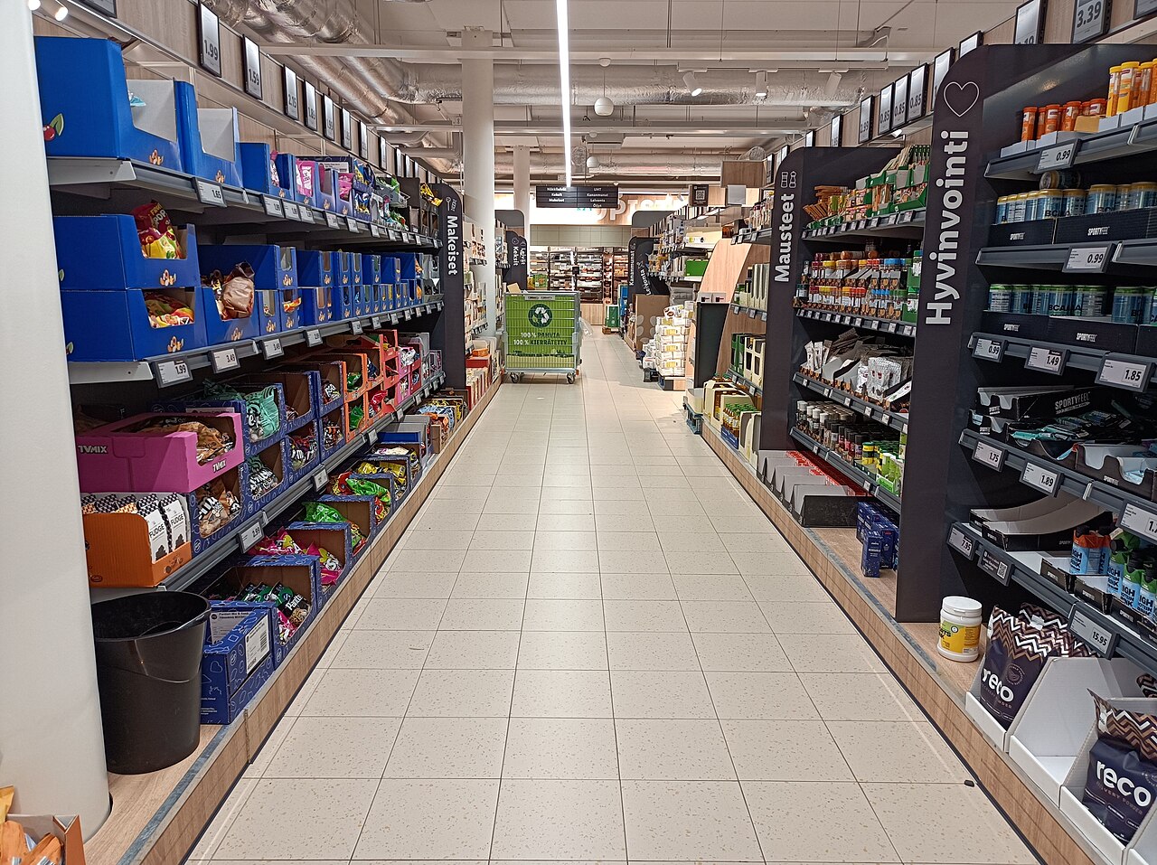 芬兰Helsinki Pihlajamäki的Lidl商品通道,2023年