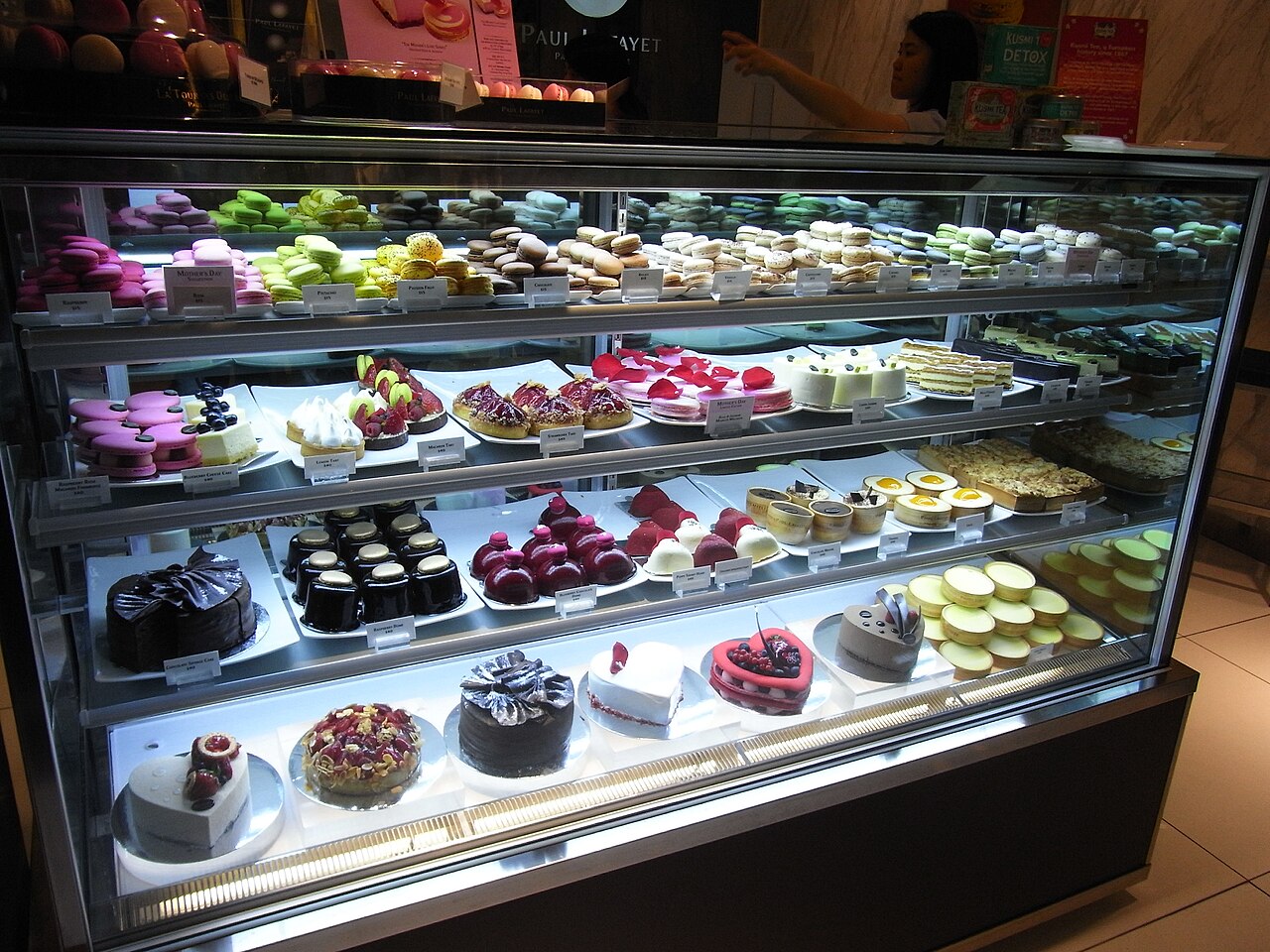 中国香港铜锣湾皇室堡Paul Lafayet烘焙店的蛋糕柜台，2012年