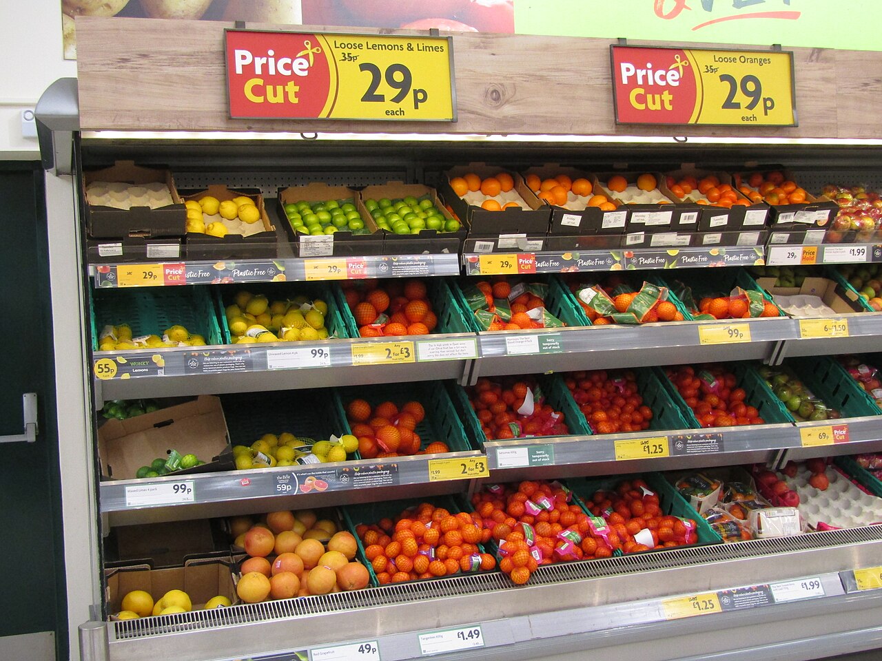 英国Cromer Morrisons的柑橘类商品陈列，2022年
