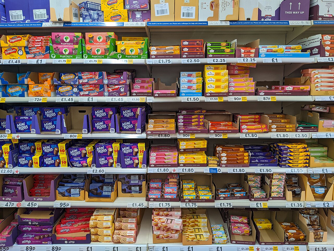 Tesco超市包装蛋糕与饼干商品货架,2020年